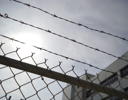 Toujours plus de personnes retenues, Un accès aux Préfectures impossible… ou payant !